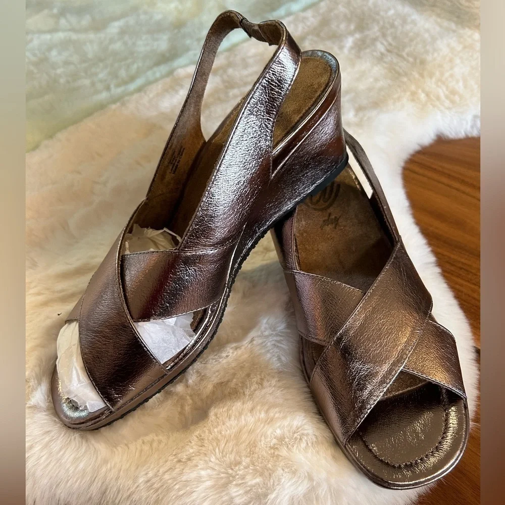 JRenee’ women’s Antolina wedge sandal in color: Taupe Metallic size 9.5 M NWOB.H